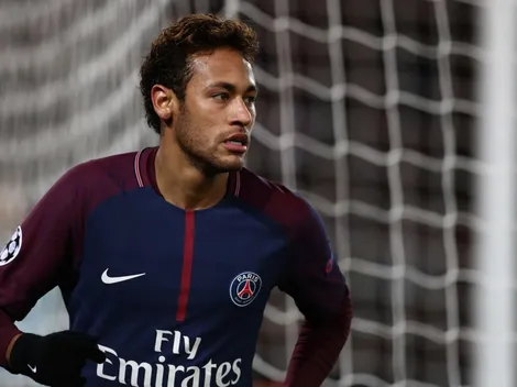 Neymar mira el partido muy relajado en Brasil