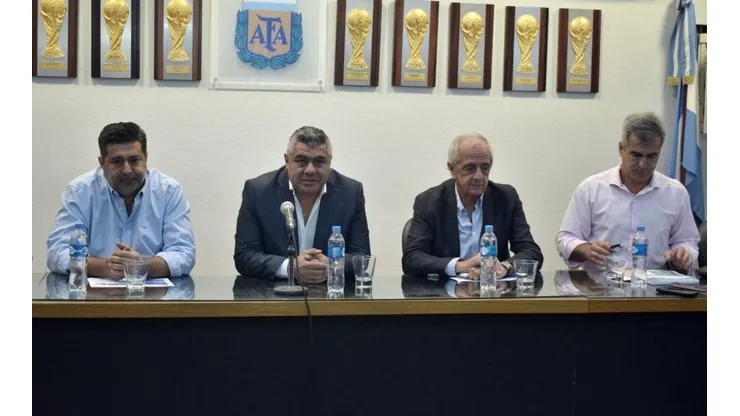 Polémica complicidad de Angelici y Chiqui Tapia en la designación del árbitro de la Supercopa Argentina