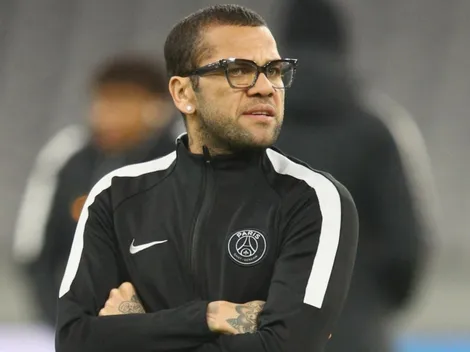 "Todos estamos de paso": castigan a Dani Alves por ser sincero sobre la muerte de Astori