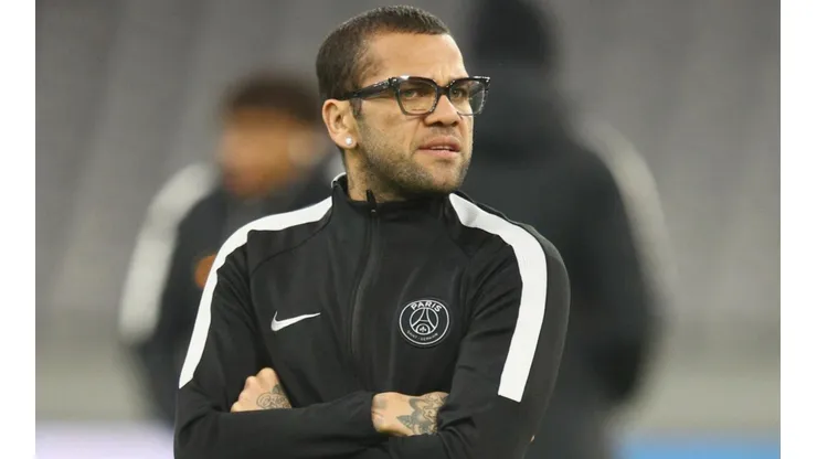 "Todos estamos de paso": castigan a Dani Alves por ser sincero sobre la muerte de Astori