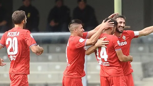 DOLOR. Astori celebra su gol, Pezzella corre a saludarlo. El marcador falleció en la concentración de su equipo ante Udinese.