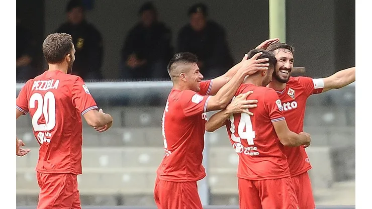DOLOR. Astori celebra su gol, Pezzella corre a saludarlo. El marcador falleció en la concentración de su equipo ante Udinese.