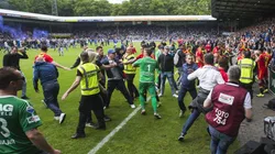 Nunca visto: hinchas locales fueron a pegarle a los jugadores visitantes