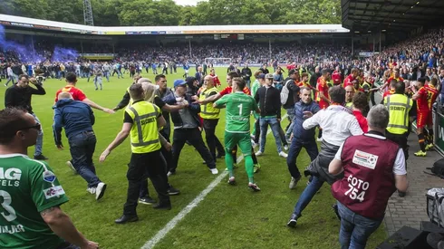 Nunca visto: hinchas locales fueron a pegarle a los jugadores visitantes