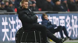 PROBLEM? Jones dirige cruzado de brazos y con su pierna izquierda estirada. Se lesionó en el calentamiento y fue reemplazado por el cuarto árbitro.