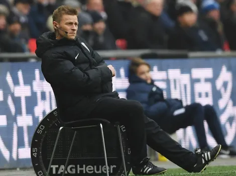 El árbitro se lesionó ¡y se fue a dirigir sentado desde afuera!