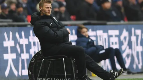 PROBLEM? Jones dirige cruzado de brazos y con su pierna izquierda estirada. Se lesionó en el calentamiento y fue reemplazado por el cuarto árbitro.