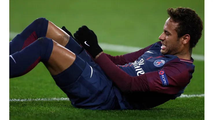 Neymar tirado en el campo de juego