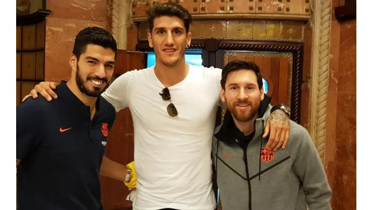 Peñalba intercambió camisetas con Messi y Suárez.