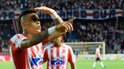 ¿Allá la tiraste? Tremendo penal de Álvez al cielo.