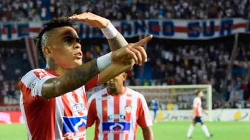 ¿Allá la tiraste? Tremendo penal de Álvez al cielo.