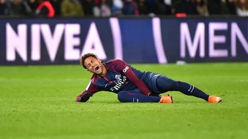 Neymar llegó en silla de ruedas a Brasil para operarse: llegaría con lo justo al Mundial