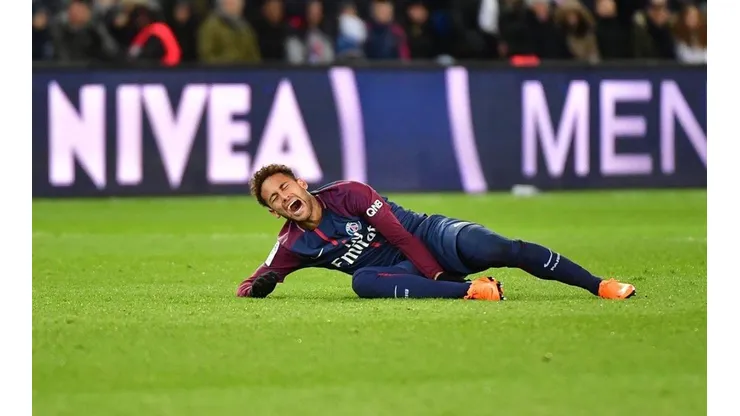 Neymar llegó en silla de ruedas a Brasil para operarse: llegaría con lo justo al Mundial