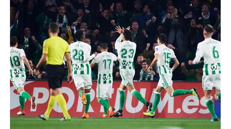 ¡BAILEN! Los jugadores del Betis festejan tras anotarle al Real Madrid.