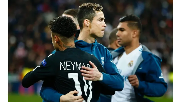Neymar abrazando a Cristiano Ronaldo