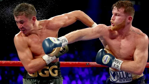 Canelo (derecha) es un gran aficionado al balompié mexicano