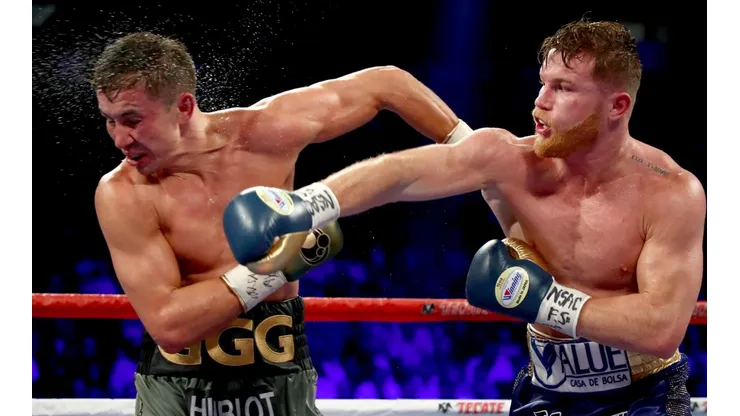Canelo (derecha) es un gran aficionado al balompié mexicano
