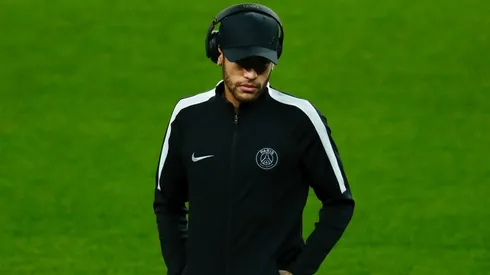 Neymar con la campera del Paris Saint Germain