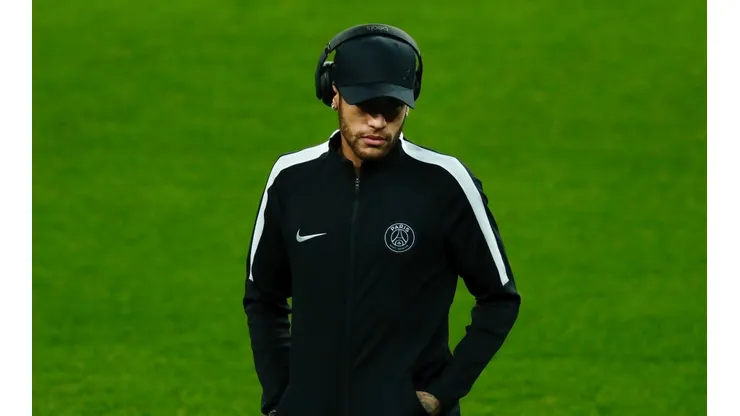 Neymar con la campera del Paris Saint Germain