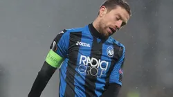 No se puede creer el gol que casi mete el Papu Gómez: ¿Quién puso ese palo ahí?