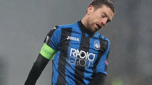 No se puede creer el gol que casi mete el Papu Gómez: ¿Quién puso ese palo ahí?