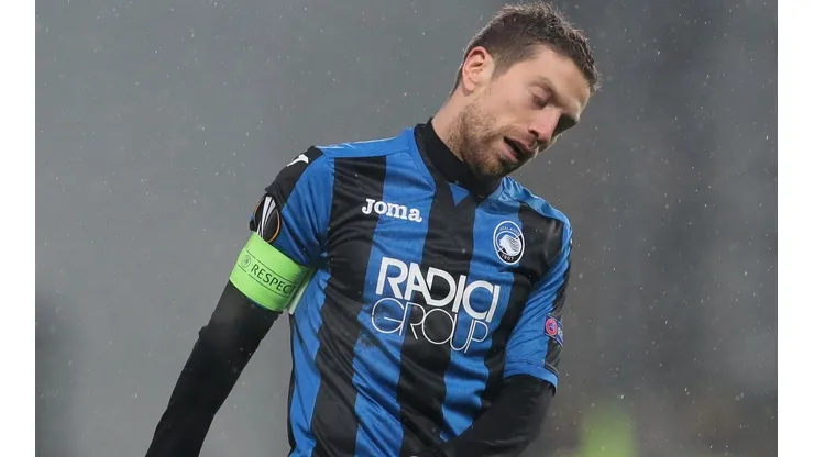 No se puede creer el gol que casi mete el Papu Gómez: ¿Quién puso ese palo ahí?