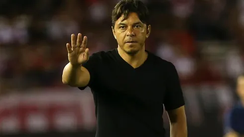 Momento difícil: A Gallardo ya se lo confunden con Passarella