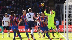 IMPOSIBLE. El cabezazo de Kane superó a todos los jugadores del Palace.
