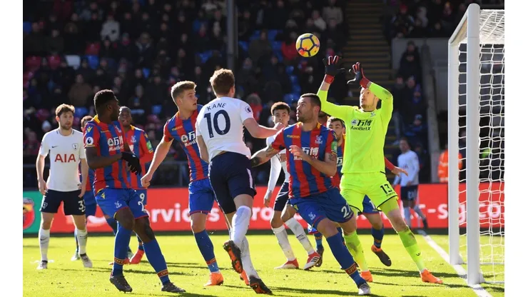 IMPOSIBLE. El cabezazo de Kane superó a todos los jugadores del Palace.
