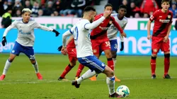 Vergüenza en Alemania: El árbitro consultó el VAR y cobró este insólito penal para Schalke