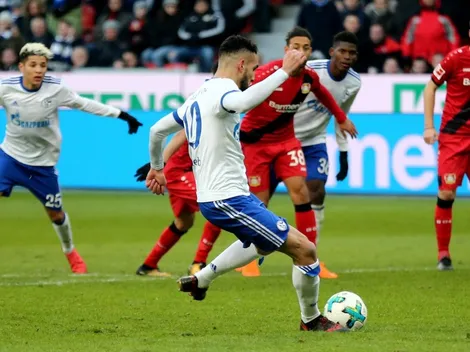 Vergüenza en Alemania: El árbitro consultó el VAR y cobró este insólito penal para Schalke