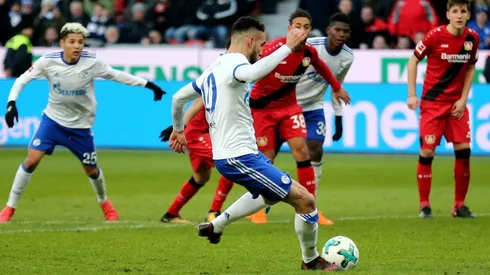 Vergüenza en Alemania: El árbitro consultó el VAR y cobró este insólito penal para Schalke