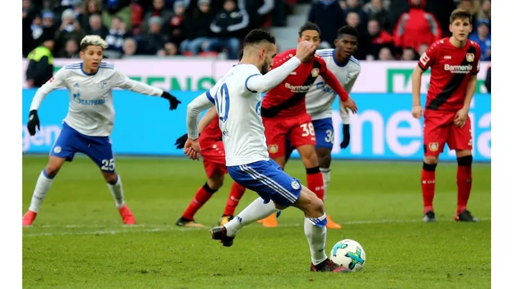Vergüenza en Alemania: El árbitro consultó el VAR y cobró este insólito penal para Schalke