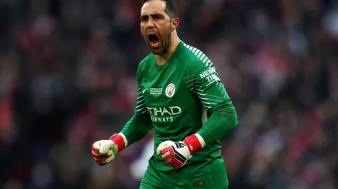 ¡Qué susto! Claudio Bravo casi lo arruina todo con una pifia