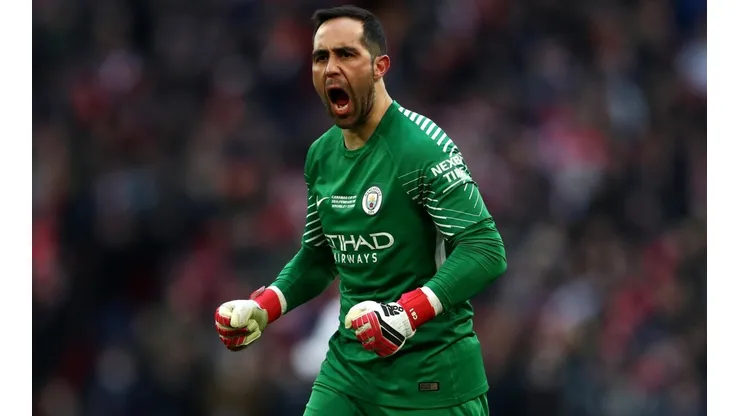 ¡Qué susto! Claudio Bravo casi lo arruina todo con una pifia