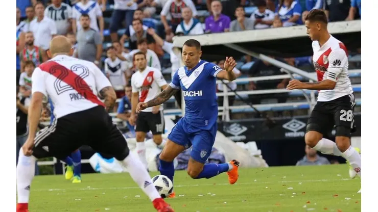 Mauro Zárate estuvo cerca del gol.