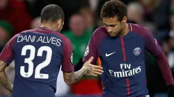 Neymar celebra junto a Dani Alves.
