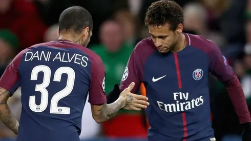 Neymar celebra junto a Dani Alves.