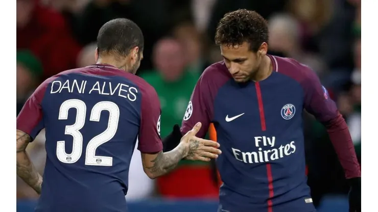 Neymar celebra junto a Dani Alves.
