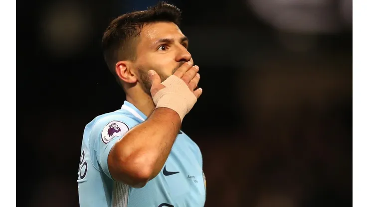 Golazo de costa a costa de Sergio Agüero tras asistencia de Claudio Bravo