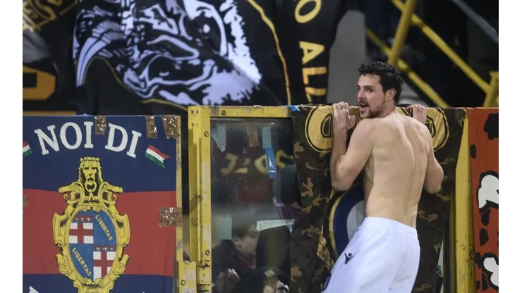¡BÁJESE, SEÑOR! Destro no escatimó con los festejos, pese a convertirle a su exequipo.