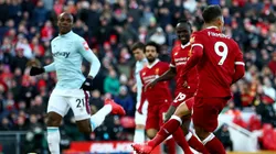 ¿PASÓ ALGO? Coutinho y una jugada que ya podría patentar como personal.