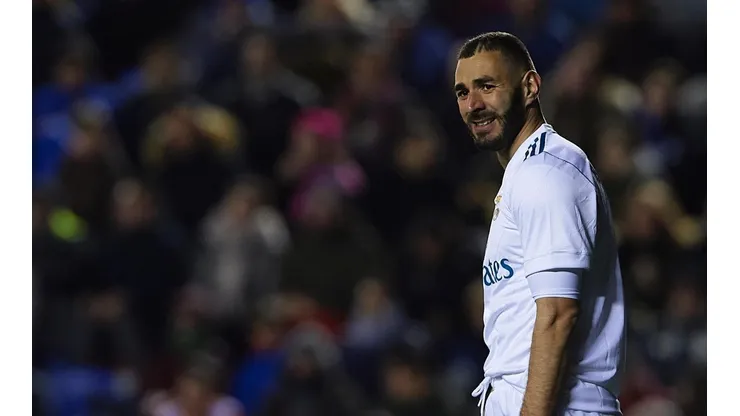 Benzema no lo puede creer. Nosotros tampoco.