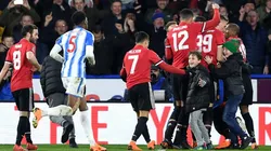 Alexis Sánchez abraza al pequeño en el gol