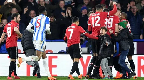 Alexis Sánchez abraza al pequeño en el gol