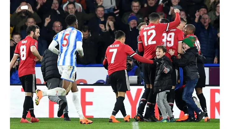Alexis Sánchez abraza al pequeño en el gol