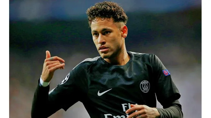 ¿TELÉFONO DESDE MADRID? Neymar en el encuentro con PSG durante la Champions League.