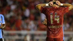 AFUERA. Amorebieta fue expulsado de la Recopa Sudamericana por un planchazo a Luan.