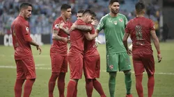 CONSUELO PARA BENÍTEZ. Los jugadores de Independiente abrazan a Benítez después del penal errado.