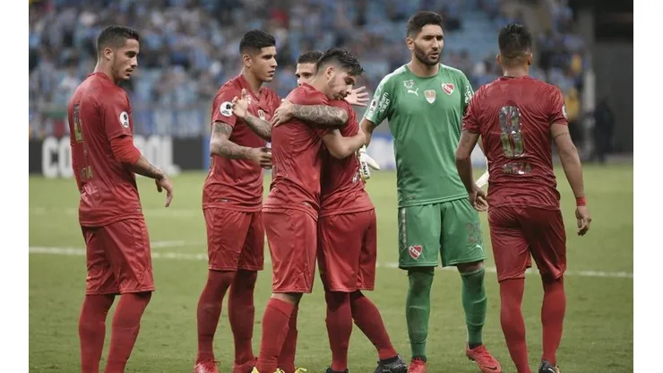 CONSUELO PARA BENÍTEZ. Los jugadores de Independiente abrazan a Benítez después del penal errado.